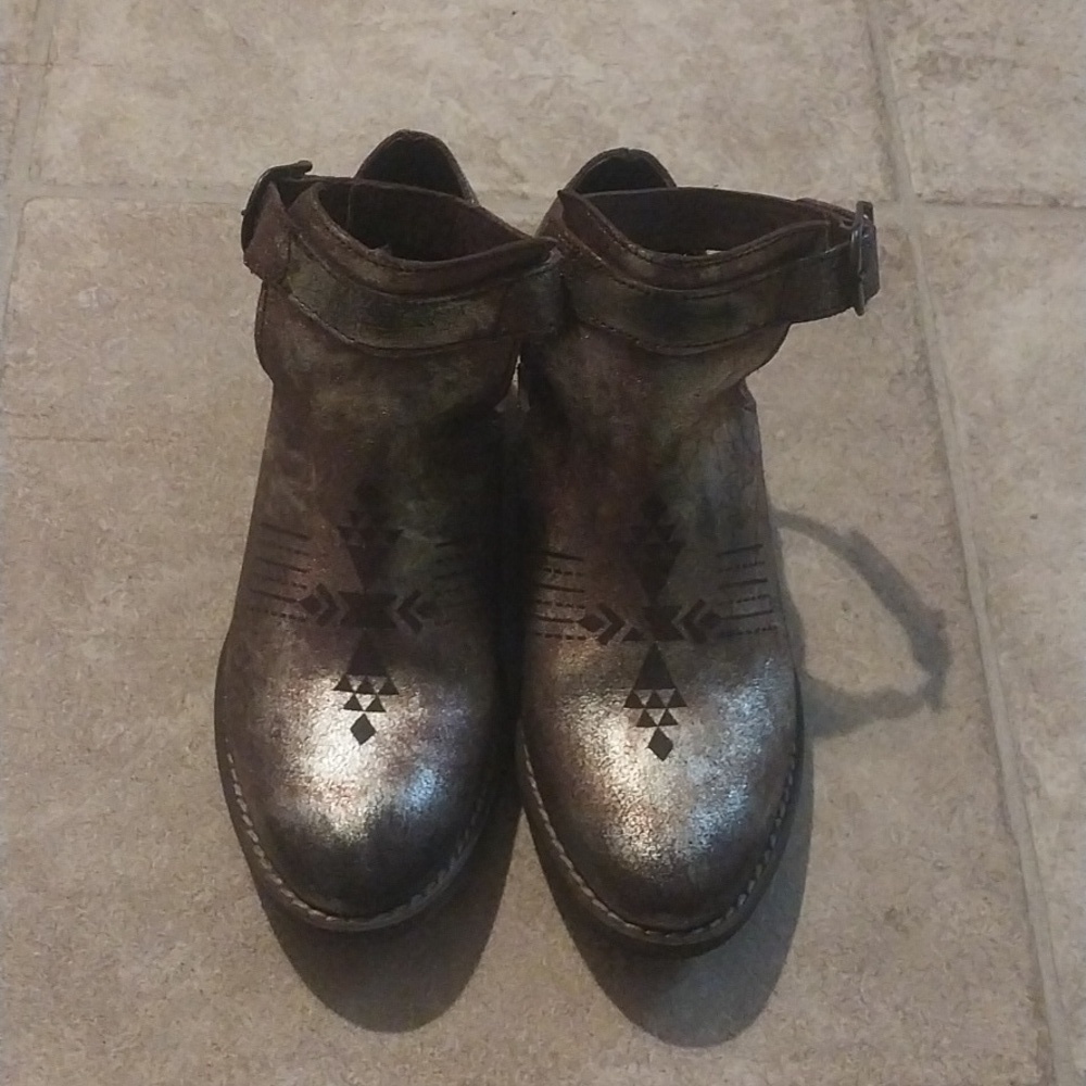 Sbicca Vintage Collection Peaceout Metallic Ankle Booties  Size 6